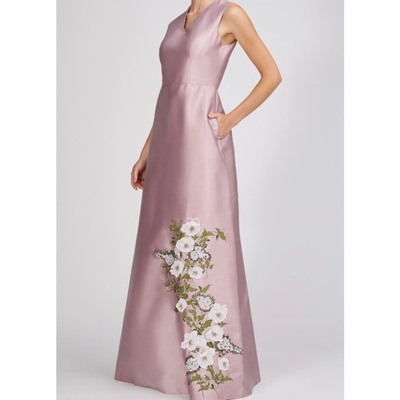 Kay Unger Dresses & Skirts - NEW, Kay Unger Aurelia Floral Sleeveless V-Neck Taffeta Gown Size 4 w/ Pockets